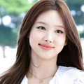 長い美脚丸出し！TWICE・ナヨンの肉体美浮き上がる衣装姿が素敵　ミナとの密着肩乗せショットも【PHOTO】 画像