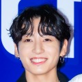 BTS・JUNG KOOK、兵役中の親友ASTRO・チャウヌを抱っこ？出演映画の応援に駆け付ける 画像