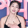 TWICE・ジヒョ、黒インナーウェア“丸見え”の大胆私服に反響！女優妹と密着ツーショットも【PHOTO】 画像