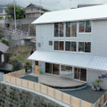 眺望に”全振り”した絶景ハウス！巨大擁壁の上にそびえ立つ佐世保港の家『住人十色』 画像