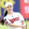 “純白ミニスカ”でしゃがみ込んで…ミス・コリア出身ゴルファー、美脚チラリの近況SHOTにファン虜【PHOTO】