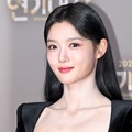 子役時代の面影ゼロ?女優キム・ユジョン、背中あらわな肩出しドレスで妖艶な魅力「AIより綺麗」【PHOTO】