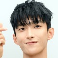 「スウィートすぎる…」SEVENTEEN・ドギョム、メガネ越しの“ウインクSHOT”に胸キュン！【PHOTO】