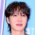 BTS・J-HOPE、TXT＆TWSとの“先輩後輩SHOT”公開！優しさあふれる笑顔にときめき【PHOTO】 画像