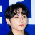 BTS・JUNG KOOK、鍛え上げられた腹筋がチラ見え…米雑誌『Rolling Stone』のカバーに登場 画像