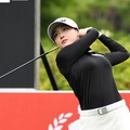メリハリ抜群なスタイルに目が行く…韓国女子ゴルファー、タイト目ポロシャツから際立つ美貌に反響【PHOTO】 画像