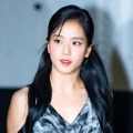 BLACKPINK・ジス、“透けタイツ”映えるミニ丈から美脚がスラリ…完璧スタイルに視線集中【PHOTO】 画像