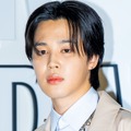 BTS・JIMIN、白スーツで魅せる成熟した色気…“彫刻級フェイスライン”にため息【PHOTO】 画像
