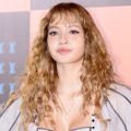 BLACKPINK・リサ、ブラトップ透け見え“大胆衣装”で色気爆発！ヘルシーボディに視線集中【PHOTO】