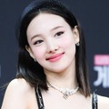短すぎない…？TWICE・ナヨン、“超ミニ丈”の大胆衣装で視線集中「心臓飛び出そう」「可愛すぎ」