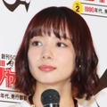 岡田紗佳、卓上カレンダー新カット公開！タイトトップスで“役満ボディ”際立つ 画像