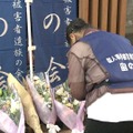 祈る遺族『未解決事件 File.13 新宿 歌舞伎町ビル火災』(C)NHK