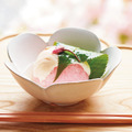 【美濃吉】「天然鯛の桜蒸し」735円(1個)