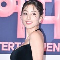 TWICEジヒョ、白タイトTから透ける“黒の衝撃“　射撃場でさらした無防備な美肉体 画像