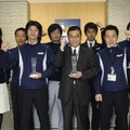 トロフィーを前に、渡辺氏とサポートスタッフのみなさんの受賞記念撮影