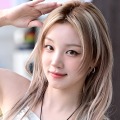 「やばい…」i-dle・ウギ、透け見え“ハイレグ”コルセットで美くびれ全開！非現実的ボディに釘付け