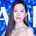 「ほぼ全部見えてる」衣装で話題に！ムン・ガヨン、ずり落ちそうな“紐なし”ドレスから美デコルテあらわ 画像