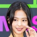 スタイル際立つ大胆衣装も！BLACKPINK・ジェニー、“別格オーラ”で香港大型フェス魅了 画像