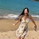 ちばひなの、花柄ワンピースで海辺を駆け回る！ビキニ姿で抜群のスタイル披露 画像