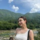 村重杏奈、ワンショルダーのタンクトップで夏の白川郷を満喫！ 画像