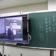 【電子黒板】内田洋行…既存の黒板にレールで設置、スライド可 画像