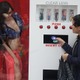 JINS PC ワンピースモデルを手渡すキャラの正体は？秋葉原に巨大有人販売機出現 画像