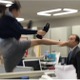 OLが強烈ハイキック、オフィスで大暴れ---足をよく見ると 画像