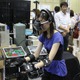 生産現場にもVR？ 自動車のエンジンを組み立てる“バーチャル工場” 画像