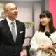 高橋克実、森川葵がテープカットに登場！大作いけばなに大興奮 画像