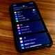 【やさしいiPhoneテク・小ワザ】iOS 13の「ダークモード」で目に優しい設定を試してみよう 画像