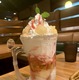 ジョッキサイズのピーチパフェ！びっくりドンキーでチェック 画像