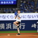 尾碕真花、人生初始球式で「わー！」！ケンケン投法を披露 画像