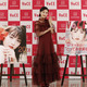 浜辺美波、「2021年 最も美しい人」を受賞！クリスマス意識の美しいシースルードレス姿を披露！ 画像