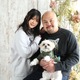 「バズってくれ～～」鬼越・坂井の妻・早乙女ゆみの、夫＆愛犬との家族写真を公開 画像