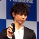 「トイレでも携帯で情報収集」——水嶋ヒロ、携帯電話の新キャラクターお披露目会見で 画像