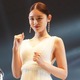 結婚発表の古畑星夏、背中ザックリの純白ドレス姿でラウンドガール 画像