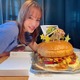 神部美咲、どでかハンバーガーで29歳誕生日お祝い 画像
