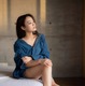 青科まき、ラフな彼シャツ姿で美脚披露 画像