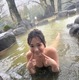 「一瞬着てないのかと…」天野ききの温泉入浴ショットにファン注目 画像