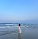 桜井日奈子、『10周年記念写真集』からビーチでの1枚！衣装がなびく美しい後ろ姿披露 画像
