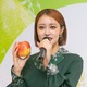 王林が“シャリッ”とお手本披露！ 青森りんごの「丸かじりコンテスト」で審査員を担当 画像