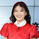 出口夏希、赤ワンピのアリス姿で登場…不思議の国から飛んできました！ 画像