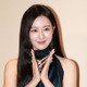 “韓国ドラマの女王”キム・ジウォン、二の腕あらわなネイビードレスを完璧着こなし 画像