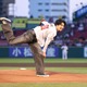 渡邊圭祐、楽天対日ハムの始球式で岩隈リスペクトのフォームを披露！ 画像
