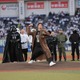 速水もこみちがロッテ対日ハムで始球式！ 「スター・ウォーズ」ジェダイの姿でマウンドへ 画像
