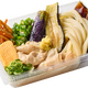 丸亀製麺、テイクアウト限定で「揚げ茄子と豚しゃぶうどん弁当」を本日新発売！ 画像