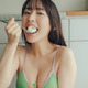 ほおばる姿にキュン！高崎かなみが『週刊SPA！』で水着ショットを公開 画像