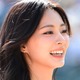 TWICE・ツウィ、“伝説更新”の大胆イメチェン！ピンク髪×青目のへそチラSHOTでファンを撃ち抜く【PHOTO】 画像