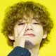 キス写真も!? Vが公開した“過去と現在”にファン大興奮　BTS、全員集合ショット公開【PHOTO】 画像