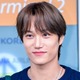 EXO・カイ、パリで見せた“パステルブルー”コーデに絶賛の声！気品あふれる佇まいで視線を独占 画像